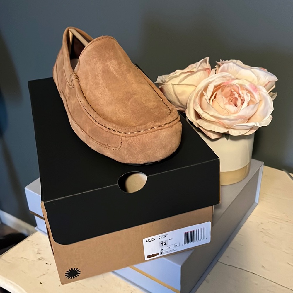 NWT UGG Mens suede slippers